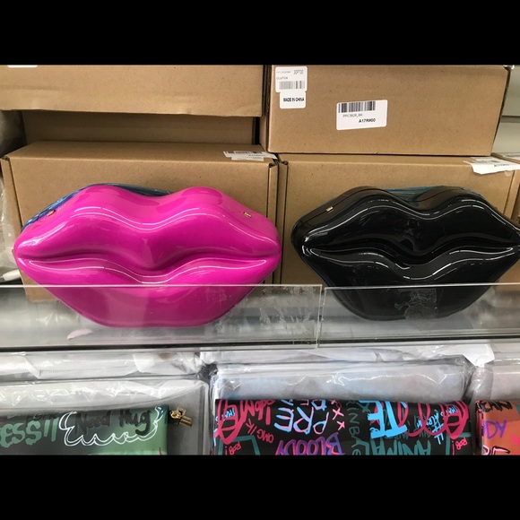 Lip Purse - Picture 1 of 2